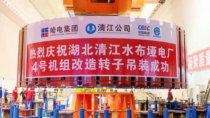 3、水布埡電廠4號(hào)機(jī)組轉(zhuǎn)子吊裝（向睿 攝）