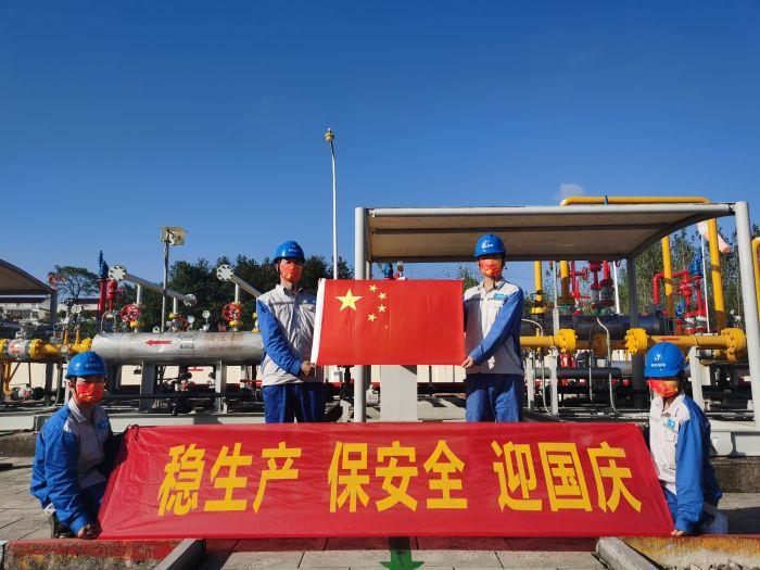 3.4堅守-9月29日，省天然氣公司紅安分輸站員工與國旗同框（拍攝：汪中圓）