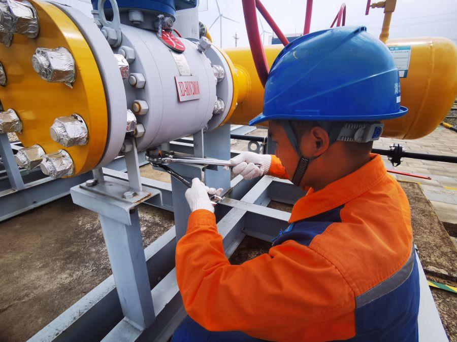 鄂西北維搶隊對閥門進(jìn)行內(nèi)漏檢查作業(yè)（拍攝：劉尚）