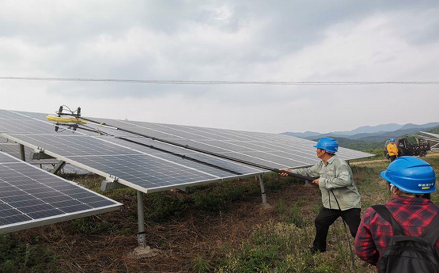 作業人員正在清洗組件（攝影：向龍）